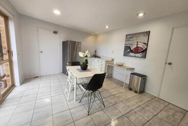 פנסיון Self Contained Guesthouse For 7ppl, W Pool