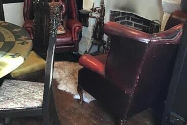 تختخواب و صبحانه The Old Merchants House   The Highlands Room