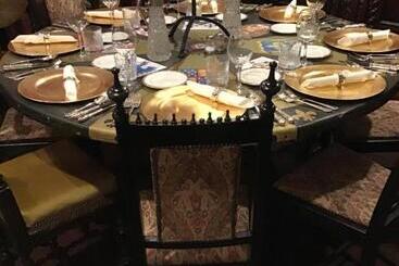 تختخواب و صبحانه The Old Merchants House The Highlands Room