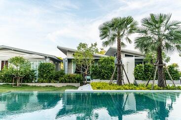 هتل The River Palm Resort