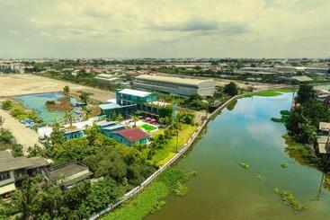 هتل The River Palm Resort