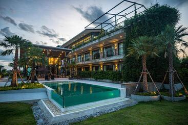 هتل The River Palm Resort