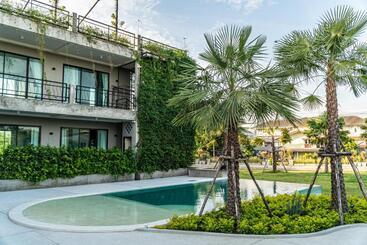 هتل The River Palm Resort