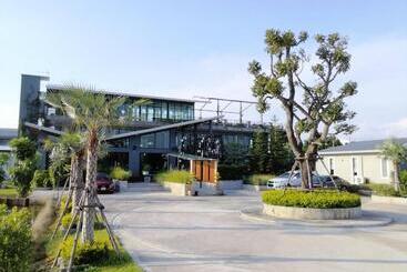 هتل The River Palm Resort