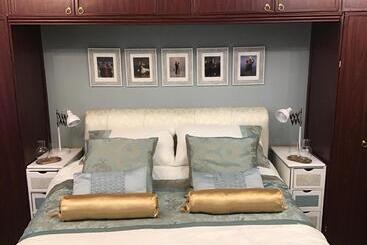 تختخواب و صبحانه The Old Merchants House   The Vettriano Room