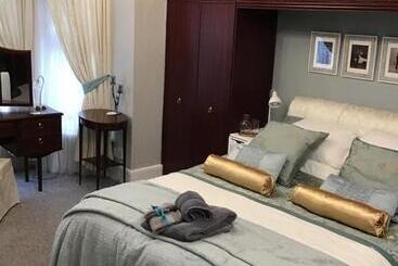 تختخواب و صبحانه The Old Merchants House   The Vettriano Room