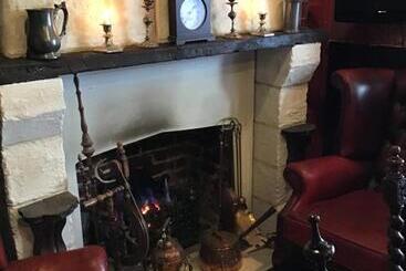 تختخواب و صبحانه The Old Merchants House   The Vettriano Room