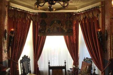 تختخواب و صبحانه The Old Merchants House   The Vettriano Room
