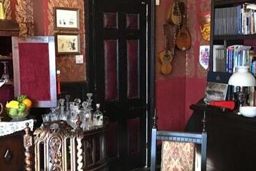 تختخواب و صبحانه The Old Merchants House   The Vettriano Room