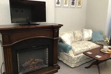 تختخواب و صبحانه The Old Merchants House   The Vettriano Room