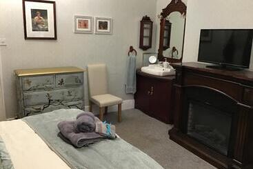 تختخواب و صبحانه The Old Merchants House   The Vettriano Room