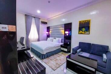 Chillers Hotel And Suites