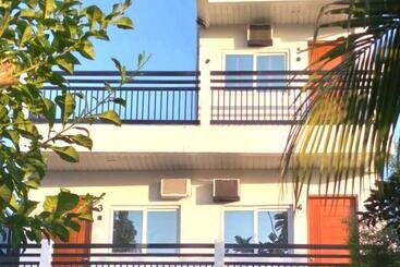 هتل Riverfront Deluxe Residences