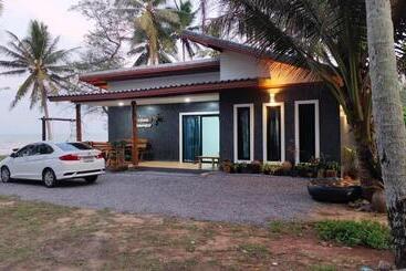 پانسیون บ้านระเบียงเลหลังสวน Room A