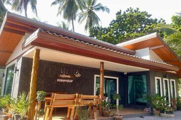 پانسیون บ้านระเบียงเลหลังสวน Room B