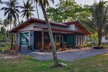 پانسیون บ้านระเบียงเลหลังสวน Room A