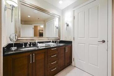Beautiful Strip View Studio In Lv