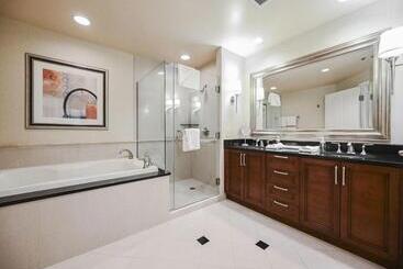 Beautiful Strip View Studio In Lv