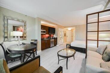 Beautiful Strip View Studio In Lv