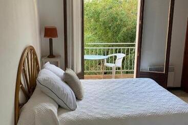 تختخواب و صبحانه Maison Les Mimosas