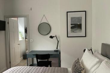 تختخواب و صبحانه Private Double Room With Ensuite, No Breakfast, Truro City Centre