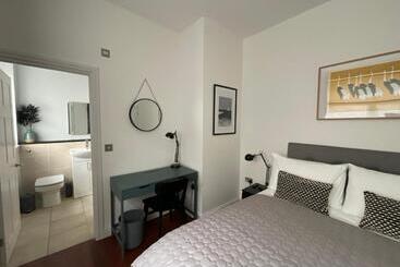 تختخواب و صبحانه Private Double Room With Ensuite, No Breakfast, Truro City Centre