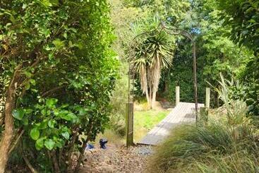 تختخواب و صبحانه Woodlands