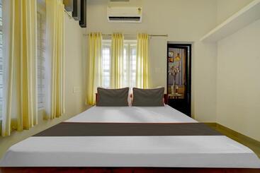 هتل Oyo Thaikkattukara Residency