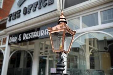 هتل The Office Bar And Restaurant