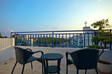 تختخواب و صبحانه Golden Sea Inn