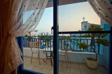 تختخواب و صبحانه Golden Sea Inn