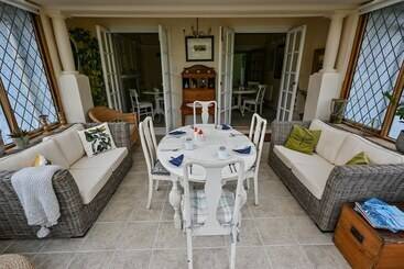 تختخواب و صبحانه Halwell Lodge