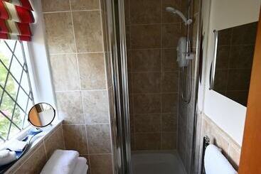 تختخواب و صبحانه Halwell Lodge