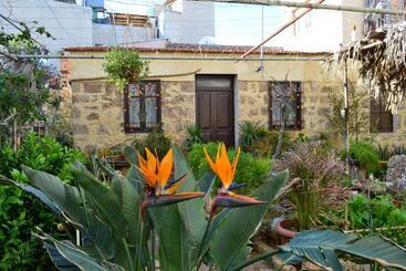 تختخواب و صبحانه Mystery Garden Guest House