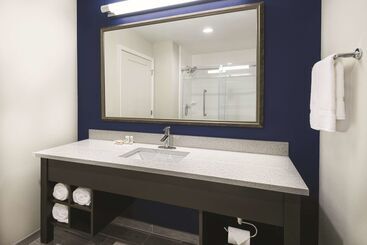 هتل La Quinta By Wyndham Odessa North   Sienna Tower