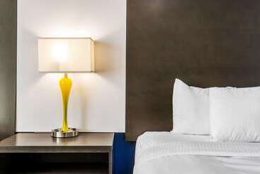 هتل La Quinta By Wyndham Odessa North   Sienna Tower