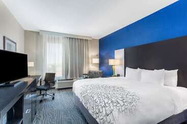 هتل La Quinta By Wyndham Odessa North   Sienna Tower
