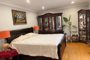 تختخواب و صبحانه Bright Room In A Castle