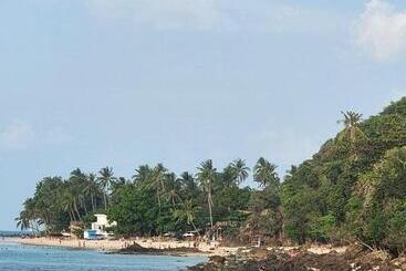 هتل A Little Bungalows By Beach