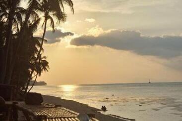 هتل A Little Bungalows By Beach