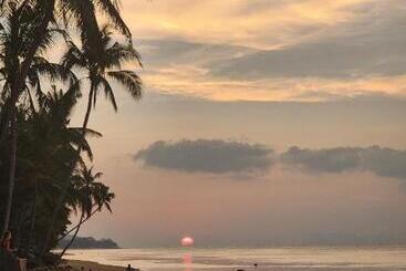 هتل A Little Bungalows By Beach
