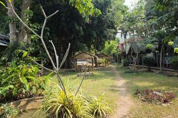هتل A Little Bungalows By Beach