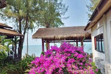 هتل A Little Bungalows By Beach