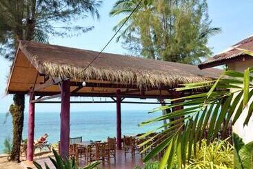هتل A Little Bungalows By Beach