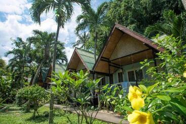 هتل A Little Bungalows By Beach