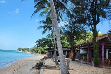 هتل A Little Bungalows By Beach