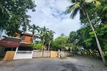 هتل A Little Bungalows By Beach