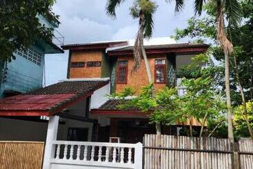 هتل A Little Bungalows By Beach