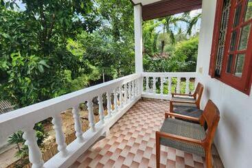 هتل A Little Bungalows By Beach
