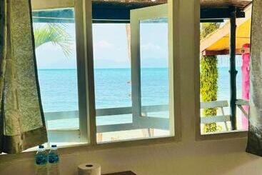 هتل A Little Bungalows By Beach